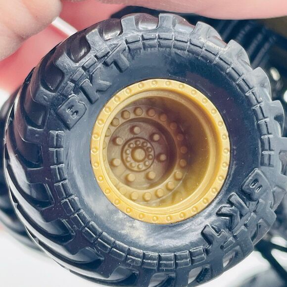 Monser Jam Max-D Maximum Destruction Hot Wheels Truck 1:64 - Picture 8 of 10